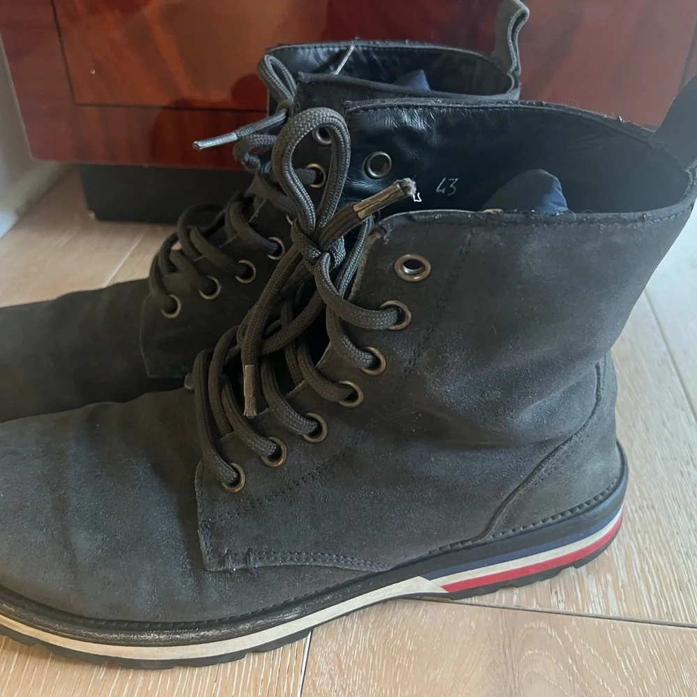 Men’s authentic Moncler Navy Blue Suede Boots, size 43 - Picture 10 of 13